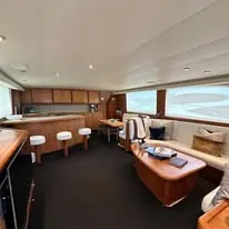 Interior del yate con barra y sala