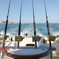 Equipo de pesca listo en la embarcación